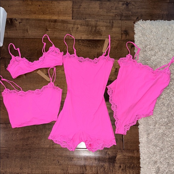 SKIMS Pants - SKIMS FITS EVERYBODY LACE BRALETTE, CAMI, ONESIE, BODYSUIT TAFFY XS/SMALL